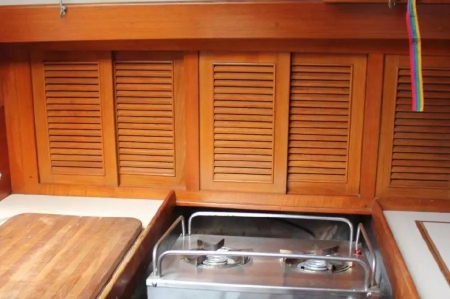 1985 Young Sun 35 Cutter