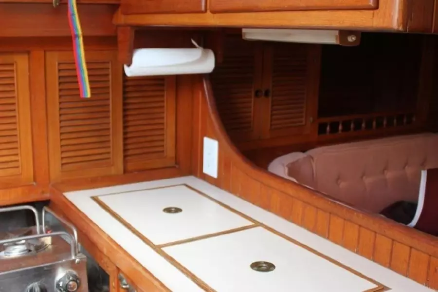 1985 Young Sun 35 Cutter