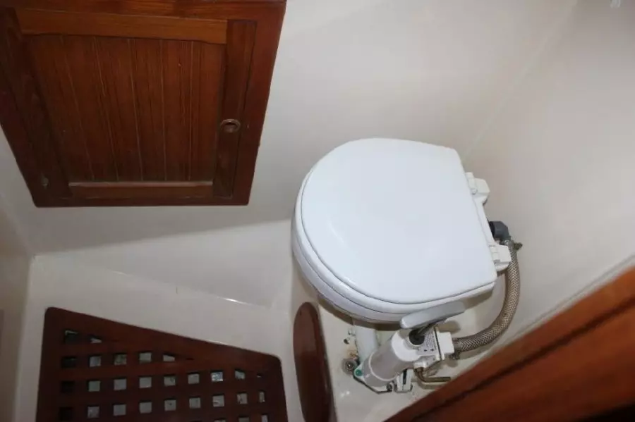 1985 Young Sun 35 Cutter