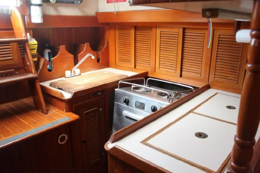 1985 Young Sun 35 Cutter