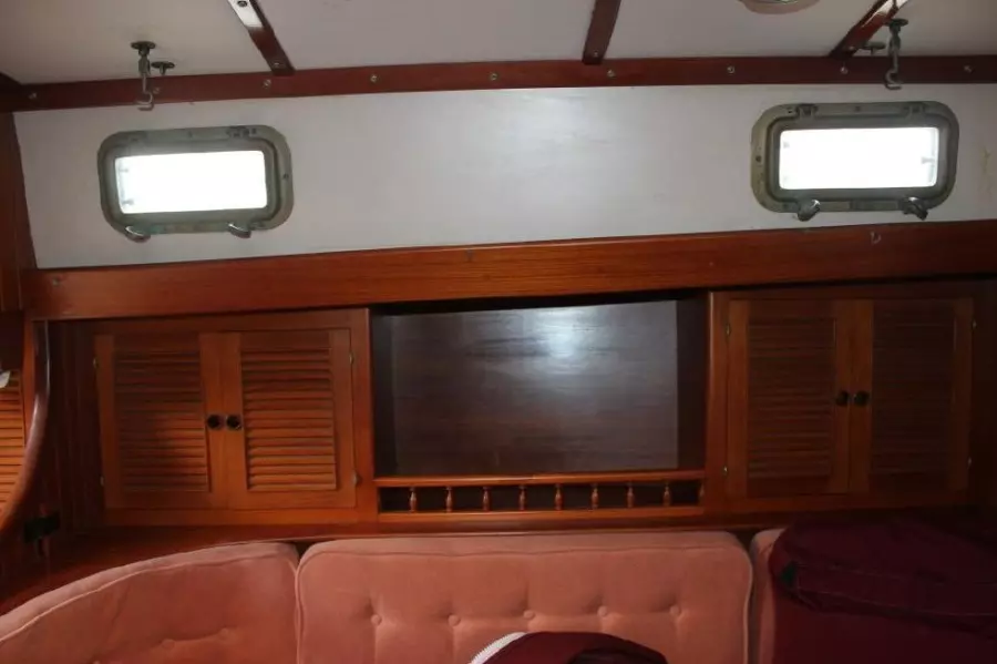 1985 Young Sun 35 Cutter