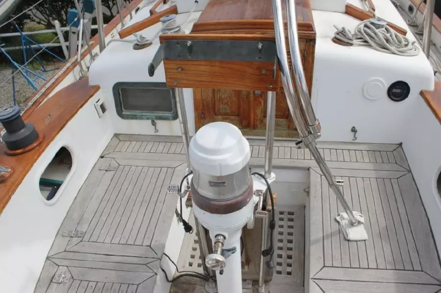 1985 Young Sun 35 Cutter