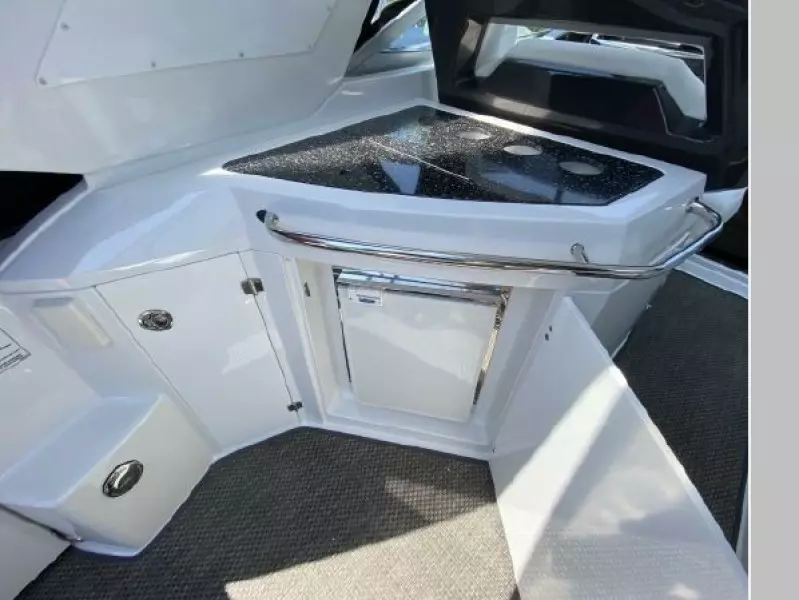 2015 Monterey 335 Sport Yacht