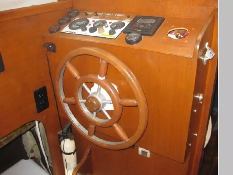 1976 Fisher Pilothouse 30