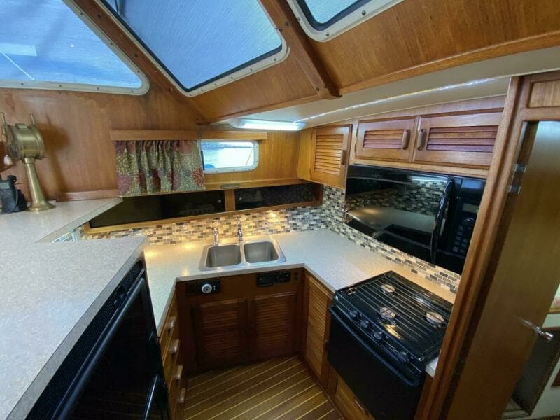 1983 Tollycraft Aft Cabin