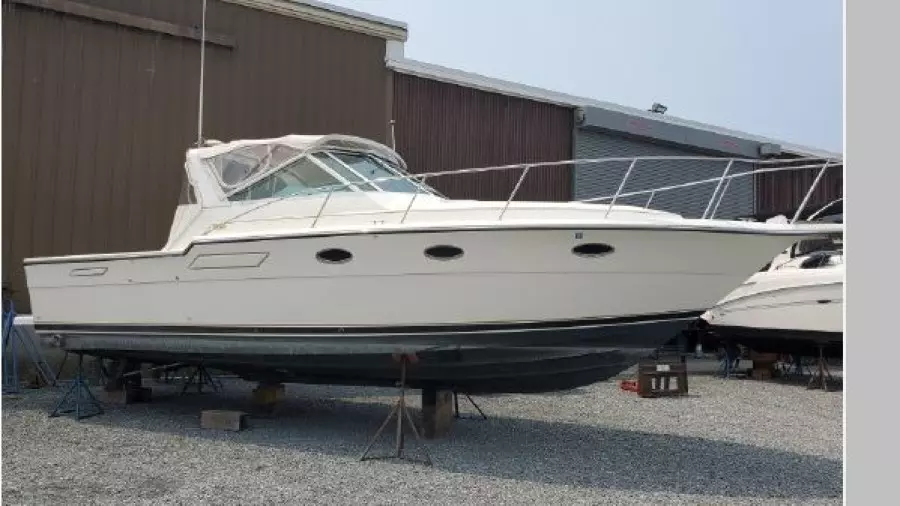 1995 Tiara Yachts 3300 Express