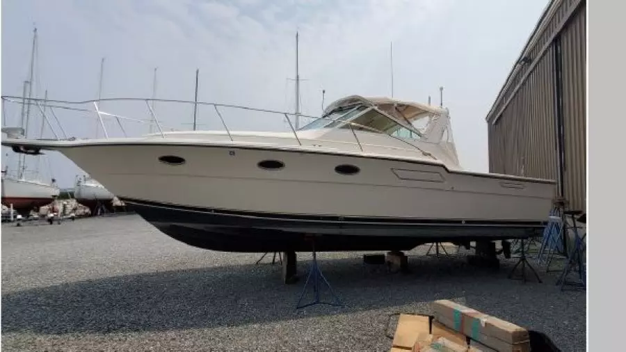 1995 Tiara Yachts 3300 Express