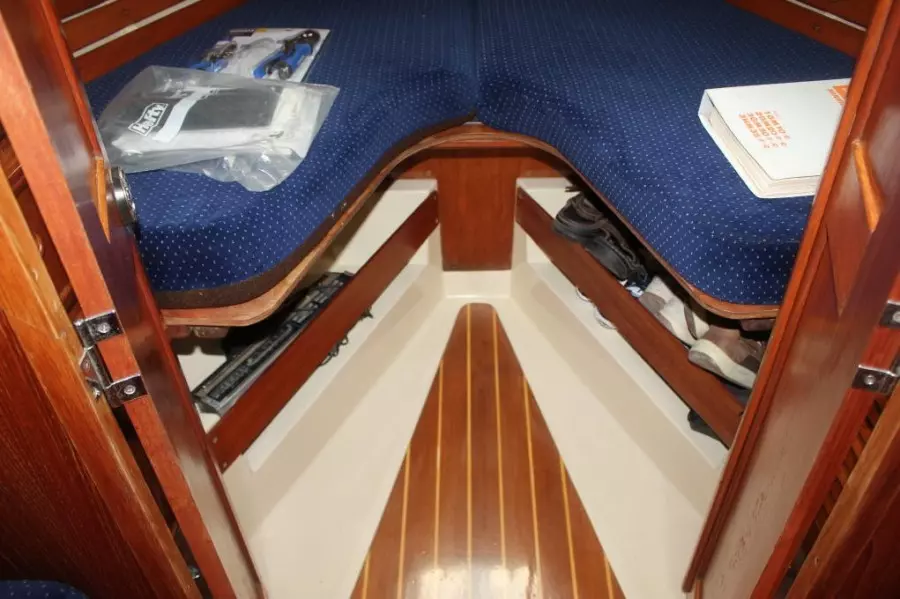 Fwd V-Berth