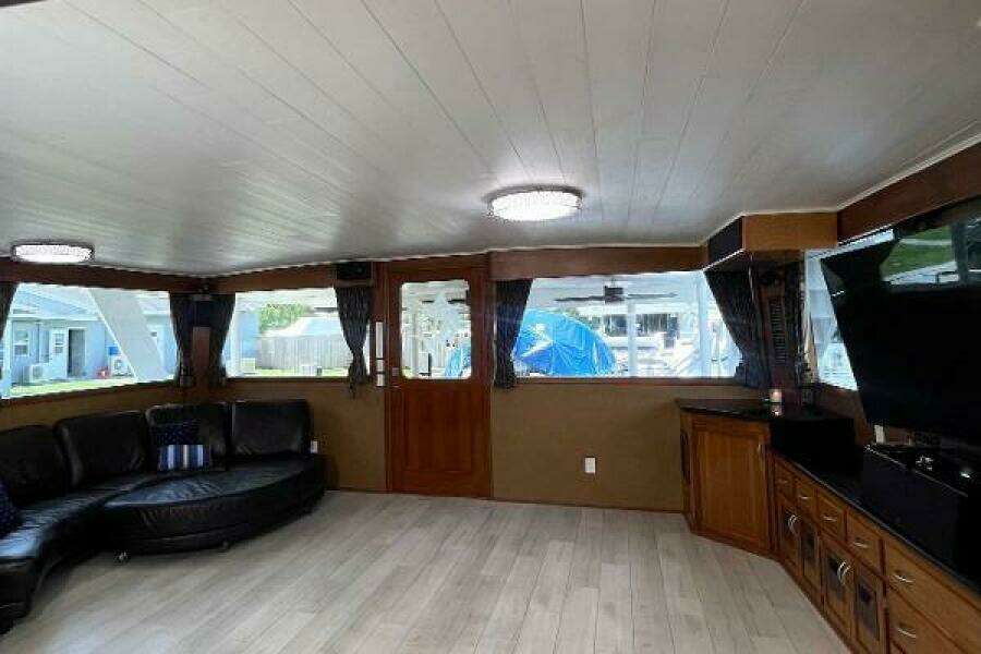 1983 Knight & Carver Custom Trideck