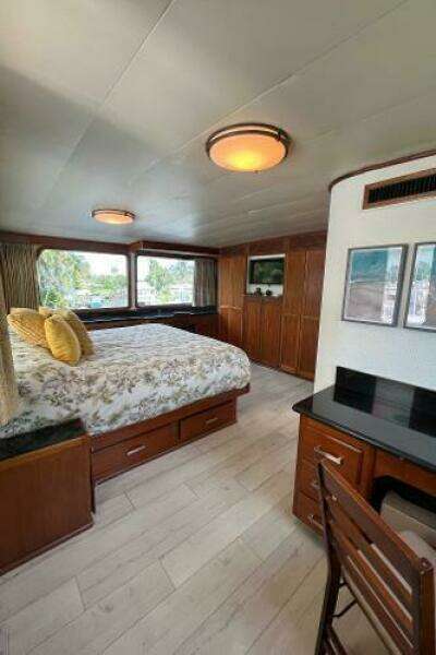 1983 Knight & Carver Custom Trideck