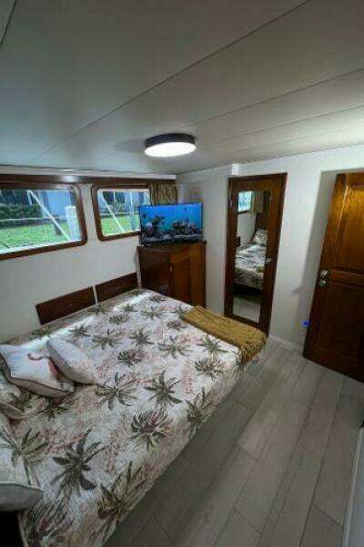 1983 Knight & Carver Custom Trideck