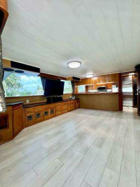 1983 Knight & Carver Custom Trideck