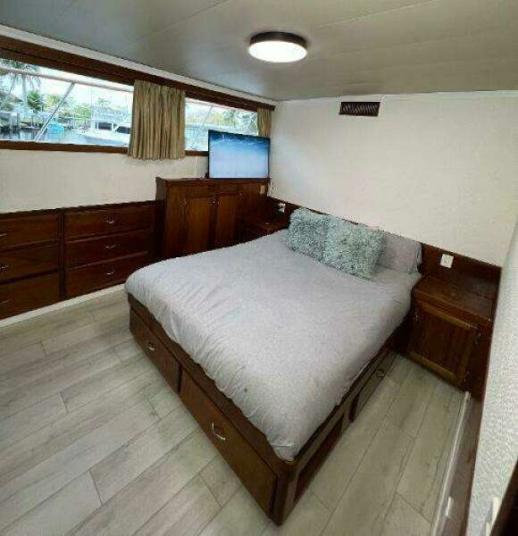 1983 Knight & Carver Custom Trideck