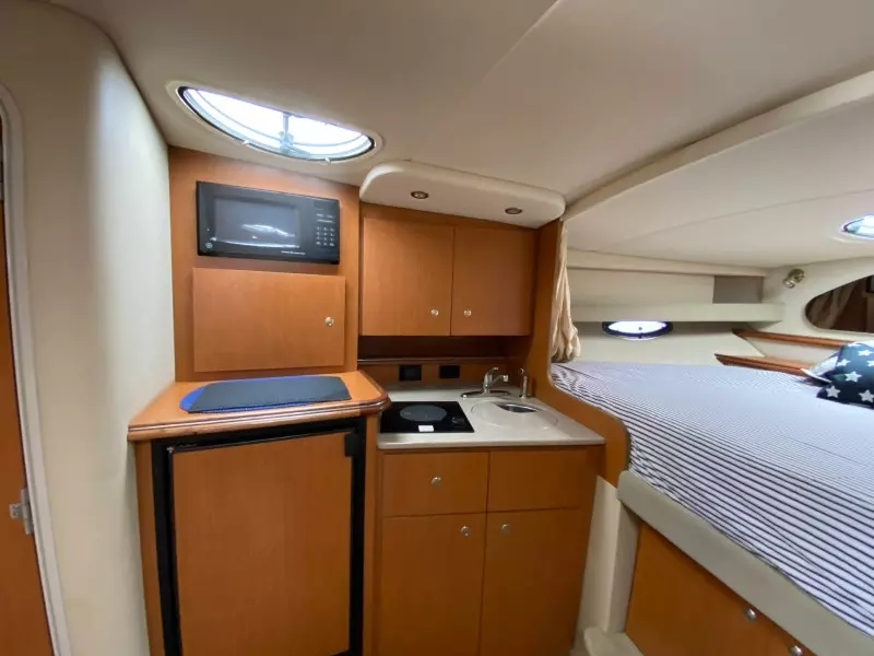 2004 Cruisers Yachts 320 Express