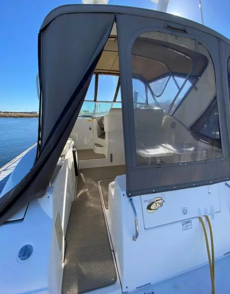 2004 Cruisers Yachts 320 Express