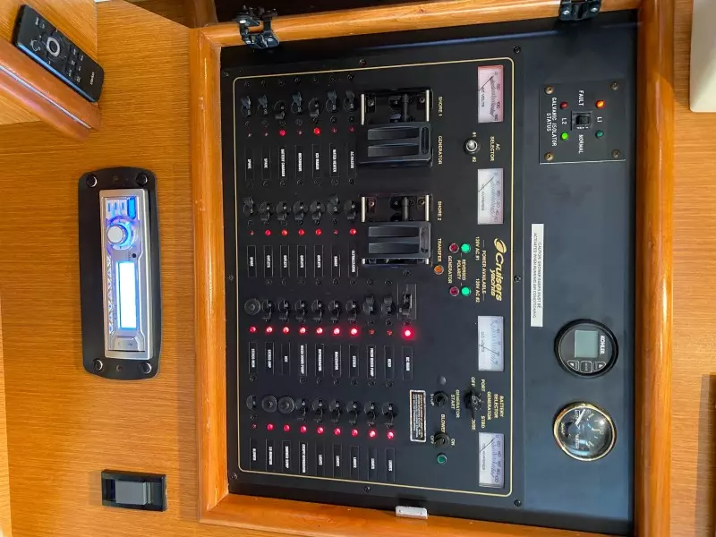 2004 Cruisers Yachts 320 Express