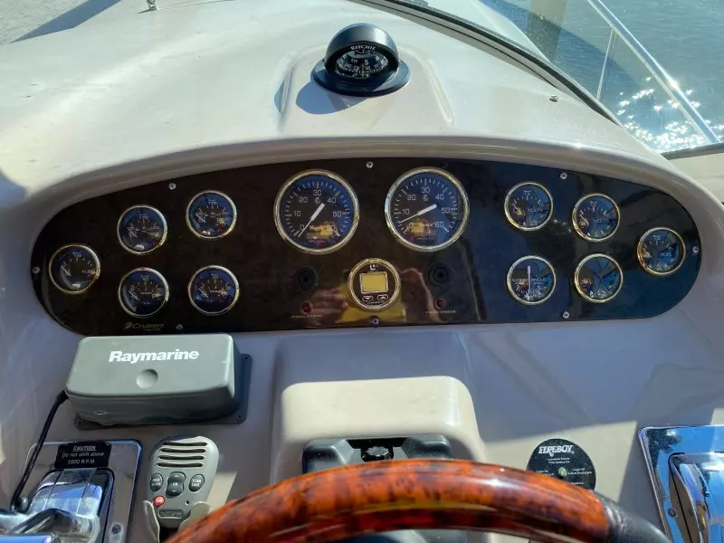 2004 Cruisers Yachts 320 Express