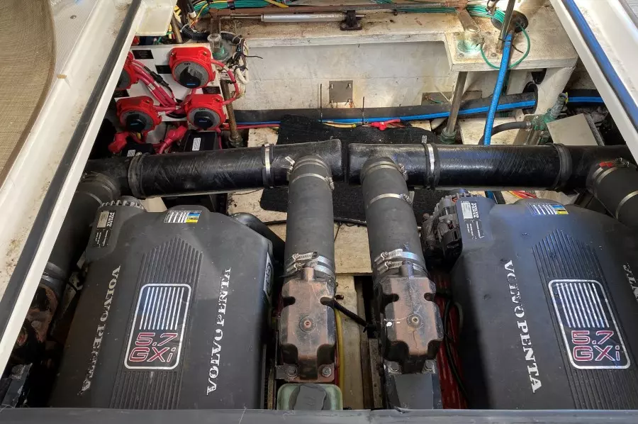 2004 Cruisers Yachts 320 Express