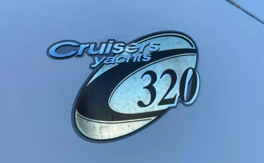 2004 Cruisers Yachts 320 Express