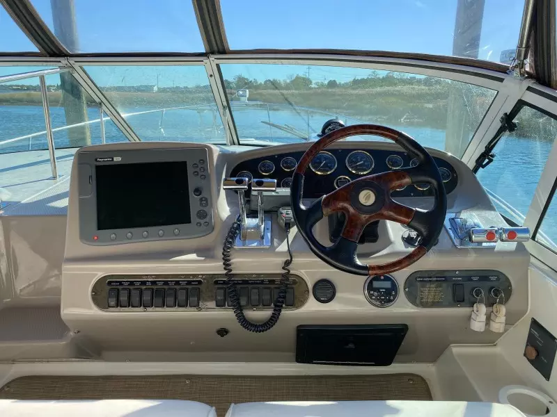 2004 Cruisers Yachts 320 Express