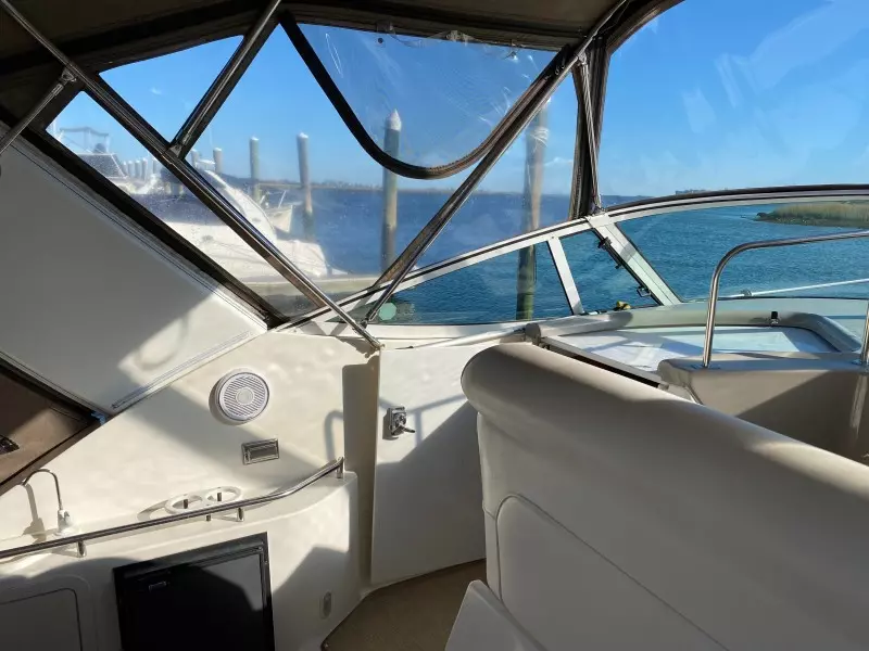 2004 Cruisers Yachts 320 Express