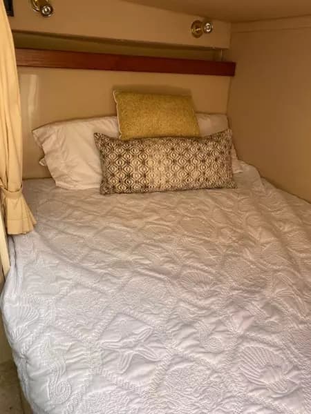 2003 Cruisers Yachts 2870