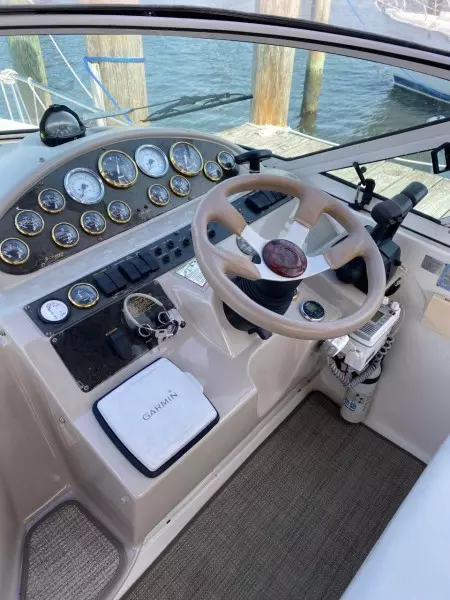 2003 Cruisers Yachts 2870
