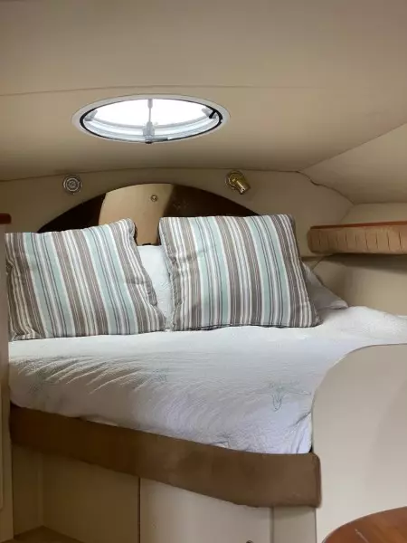 2003 Cruisers Yachts 2870