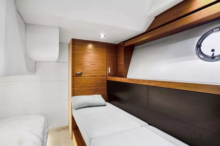 2018 Tiara Yachts 39 Coupe