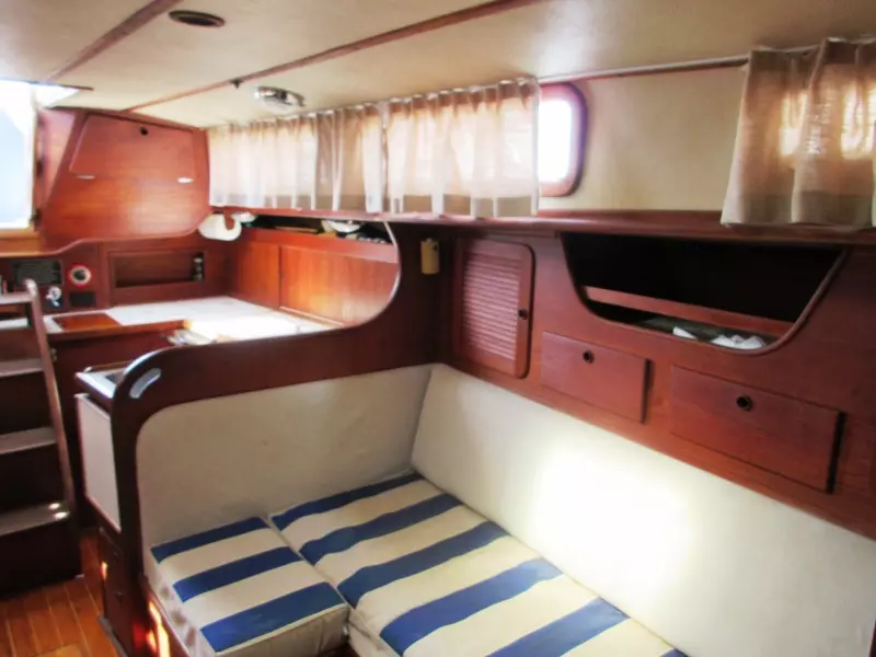 Salon, port aft to Galley