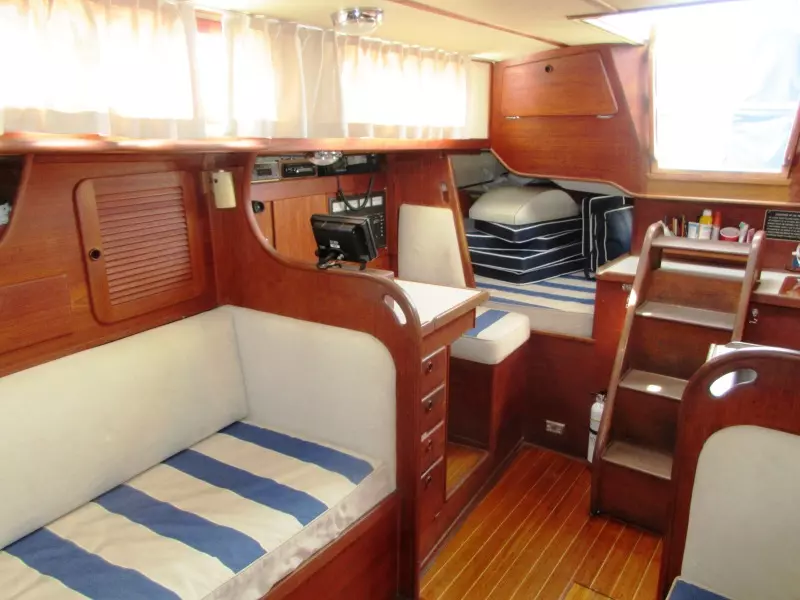 Salon aft to Nav Station.2