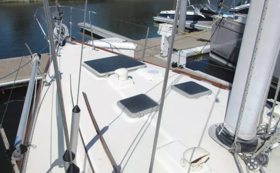 Deck, port amidships