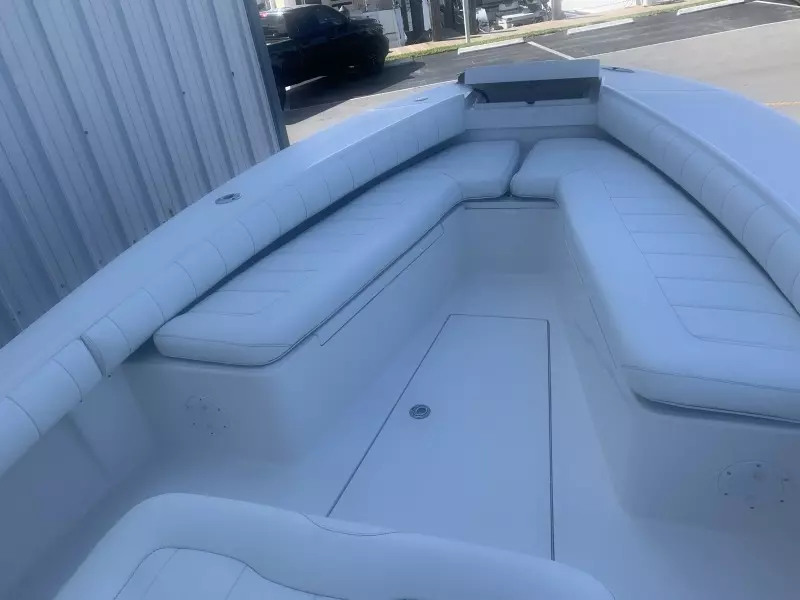 2010 Regulator 26 Forwarding Seating