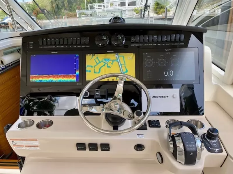 2020 Boston Whaler 380 Realm