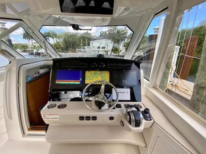 2020 Boston Whaler 380 Realm