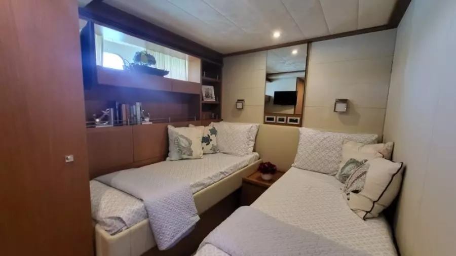 2007 Ferretti Yachts 780