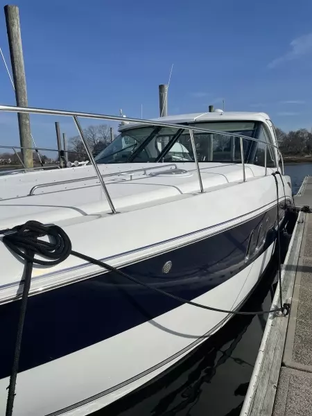 2008 Cruisers Yachts 390 Sport Coupe