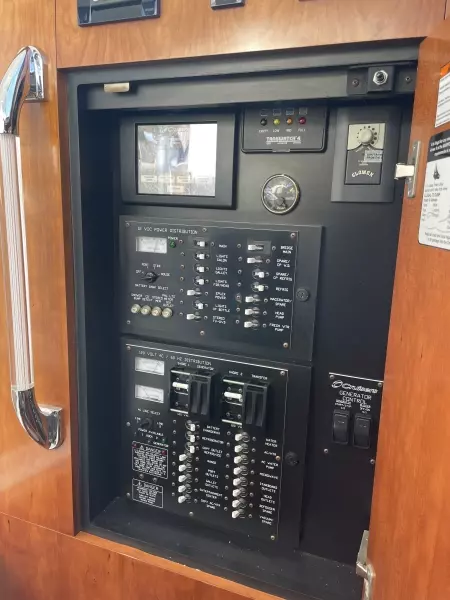 2008 Cruisers Yachts 390 Sport Coupe