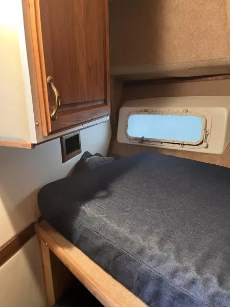 22 Under The Wire 1979 Chris Craft Catalina V Berth Port Bunk