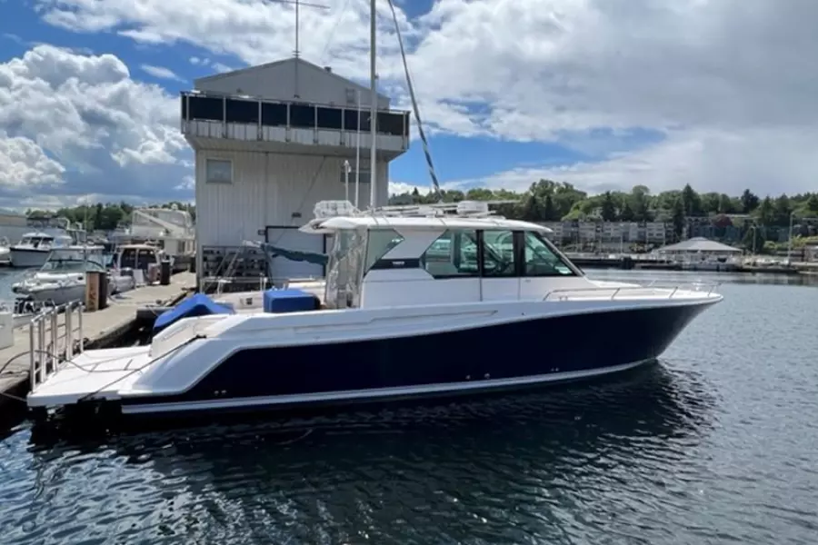 2016 Tiara 44 Express Coupe "LIVIMAC"