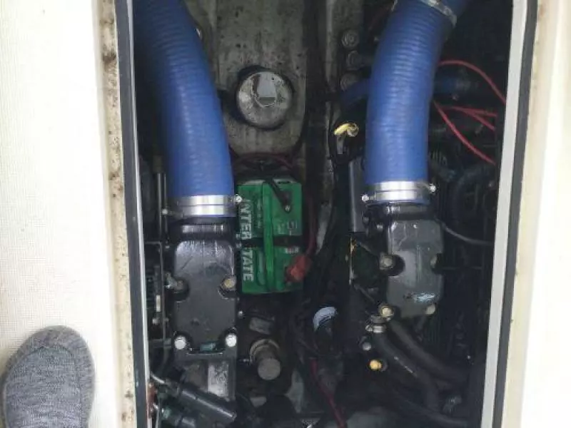 30' Pursuit engine room access