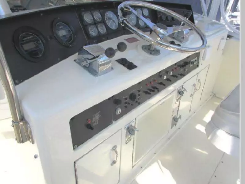 1990 Hatteras 38 Convertible