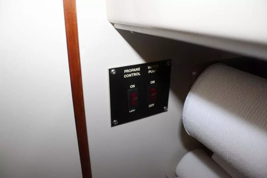 2000 Camano 31 Troll