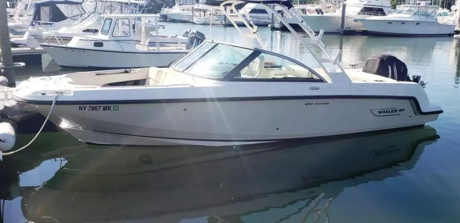 2014 Boston Whaler 230 Vantage