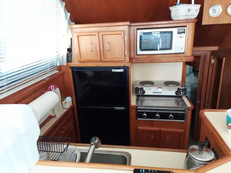 1989 Egg Harbor Sedan Bridge