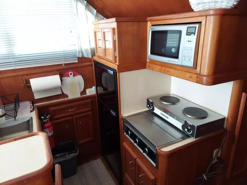 1989 Egg Harbor Sedan Bridge