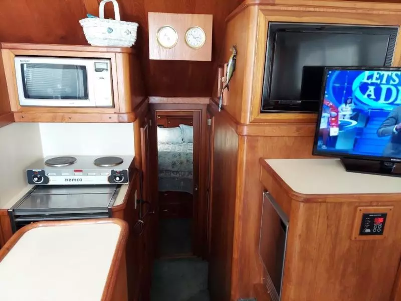 1989 Egg Harbor Sedan Bridge