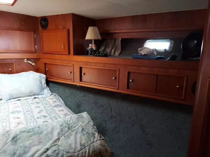 1989 Egg Harbor Sedan Bridge