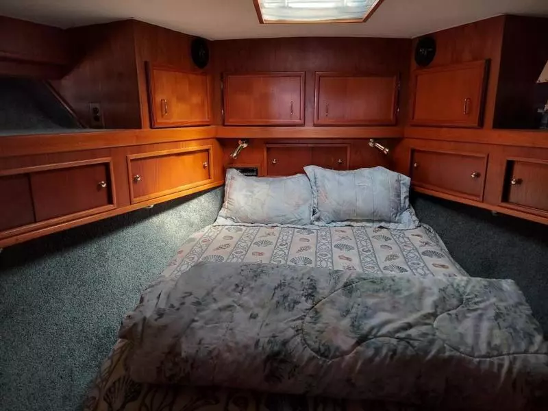 1989 Egg Harbor Sedan Bridge