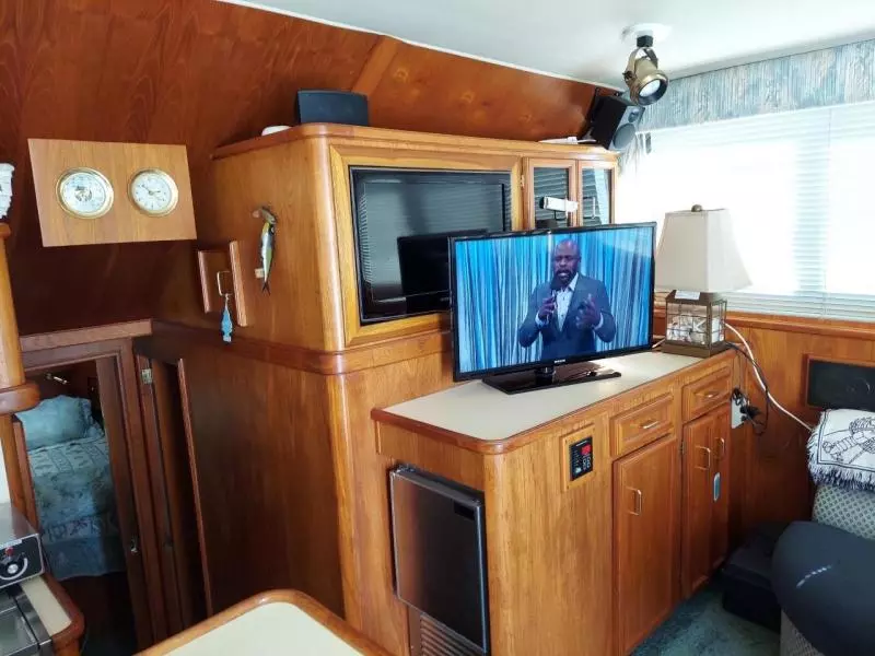 1989 Egg Harbor Sedan Bridge